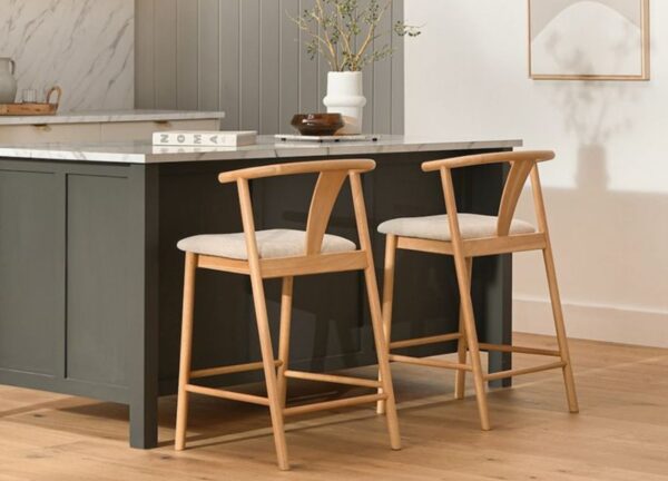 Contemporary Bar Chair – Smooth Finish & Upholstered Seat